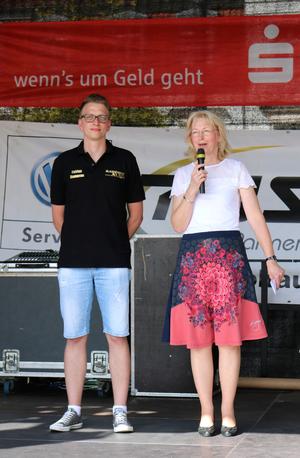 Die Stellvertretende Bürgermeisterin Sabine Wendler eröffnet die 10. Blade & Biker Night zusammen mit Fabian Damerau