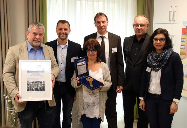 Die Schlüsselübergabe: Von links: Siegfried Krümling (Einrichtungsleiter), Andreas Stahl (Familienunterstützender Dienst), Anita Dorow (Bewohnervertretung), Bernd Schauder (Geschäftsführer), Volker Seidel (Architekt) und  Kirstin Lampe (Pädagogische Leiterin).