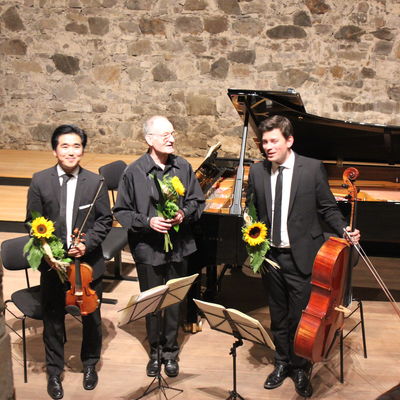 Jubiläumsskonzert - Akademieeröffnung: v.l: Youngkun Kwak, Prof. Rolf-Dieter Arens, Jonathan Weigle