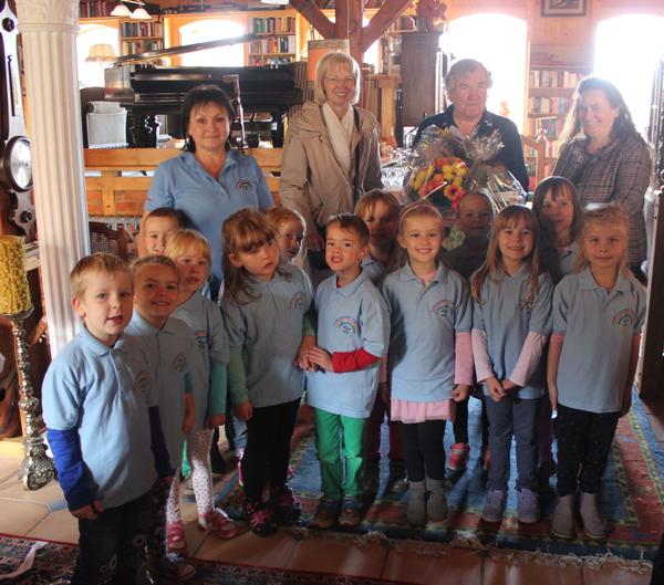 Die offiziellen gratulanten der Stadt Sabine Wendler und Carola Aust mit  Jubilar Kurt Hegner und den Kids der Kita Regenbogen