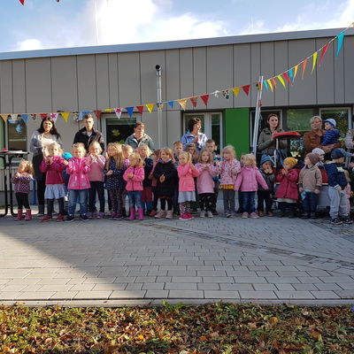 Die Erzieherinnen und Erzieher hatten mit ihren Kita-Kindern eine Dankeschön-Programm einstudiert.