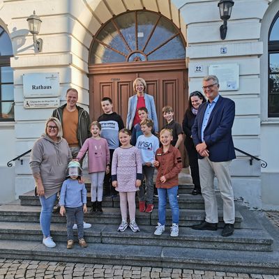 Strahlende Gesichter zum freudigen Anlass: Stadtwerke Haldensleben spendieren jährlich 500,00 Euro für die Kinderfeuerwehr Wedringen