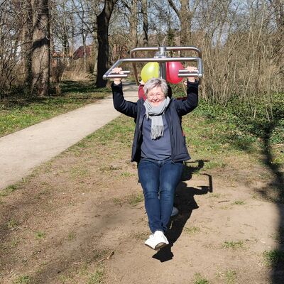 Sylke Kühling, Quartiermanagerin im EHFA, wo das "Bewegunstraining im Alltag läuft, ließ es sich nicht entgehen auch den Bewegungsparcour in Althaldensleben auszuprobieren.