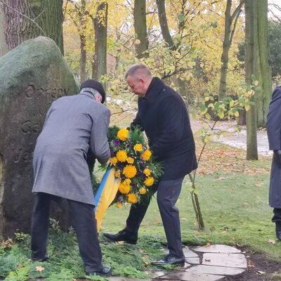 Bürgermeister Bernhard Hieber bei der Kranzniederlegung zum Volkstrauertag