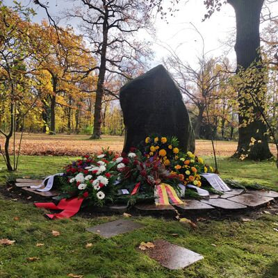 Volkstrauertag:  Kränze am Gedenkstein für die Opfer von Krieg, Gewalt und Vertreibung
