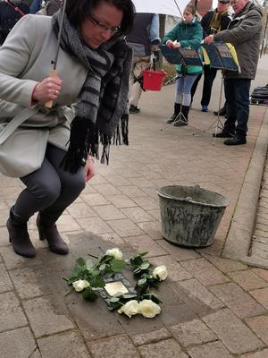 Dezernentin Andrea Schulz bei der der Verlegung des Stolpersteines im Gedenken an Bernhard Flörke